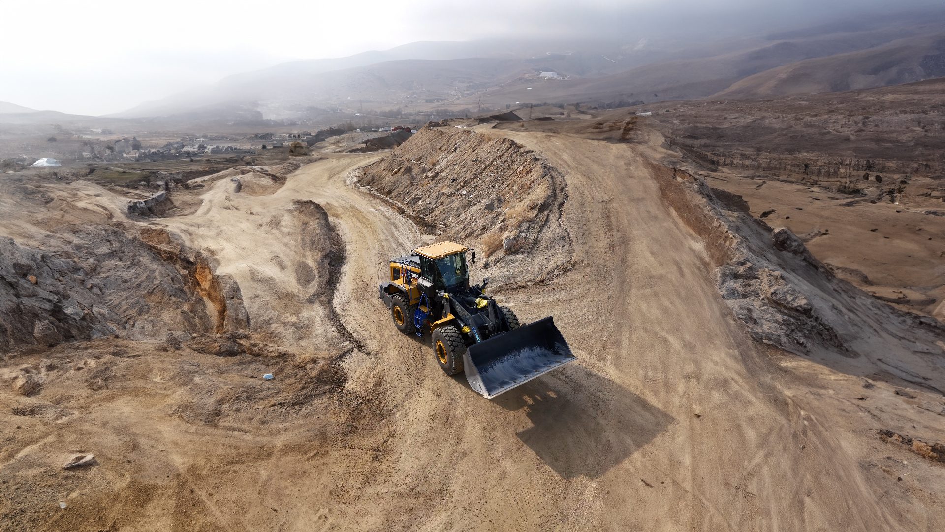 Heavy equipment, geological phenomenon, Off-road vehicle, Soil, Machine, Bulldozer, Geology, Truck, Slope