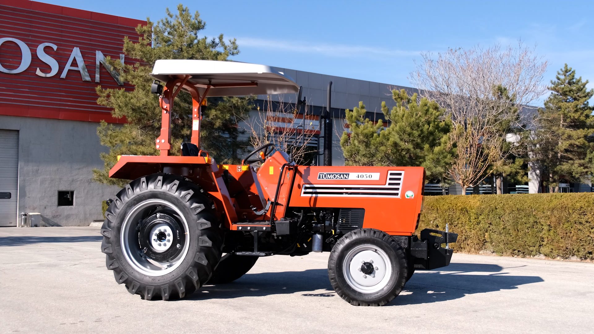 Motor vehicle, Automotive tire, Agricultural machinery, Wheel, Sky, Tread, Tree, Asphalt