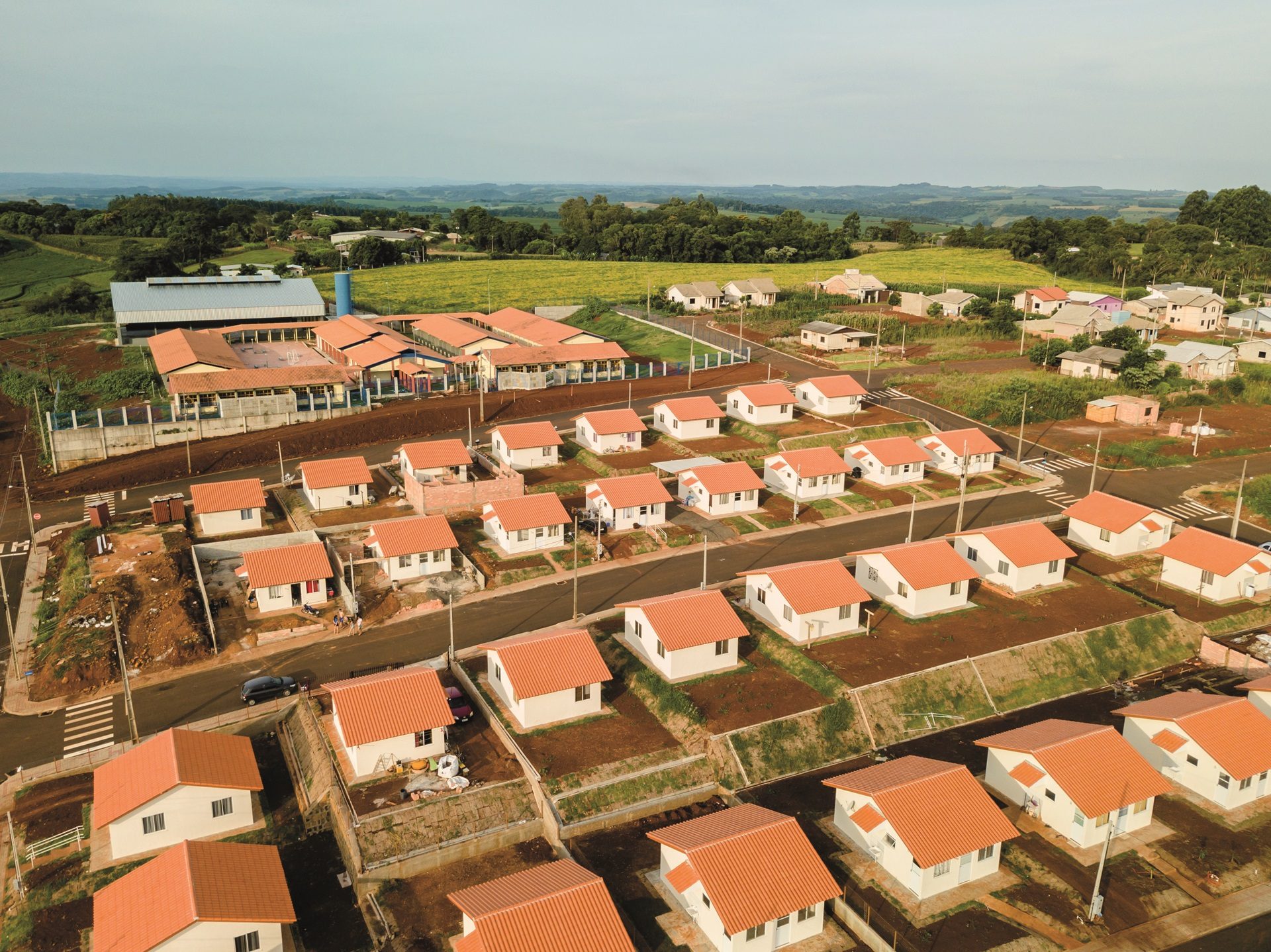 Urban design, Residential area, Sky, Building, Tree, House, Neighbourhood, Roof