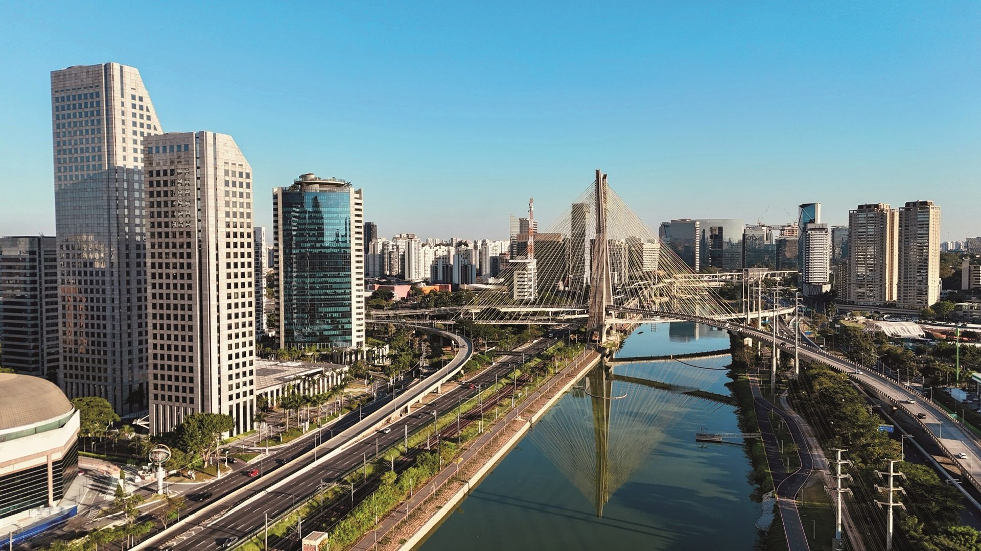 Urban design, Tower block, Residential area, Water, Building, Sky, Skyscraper, Neighbourhood