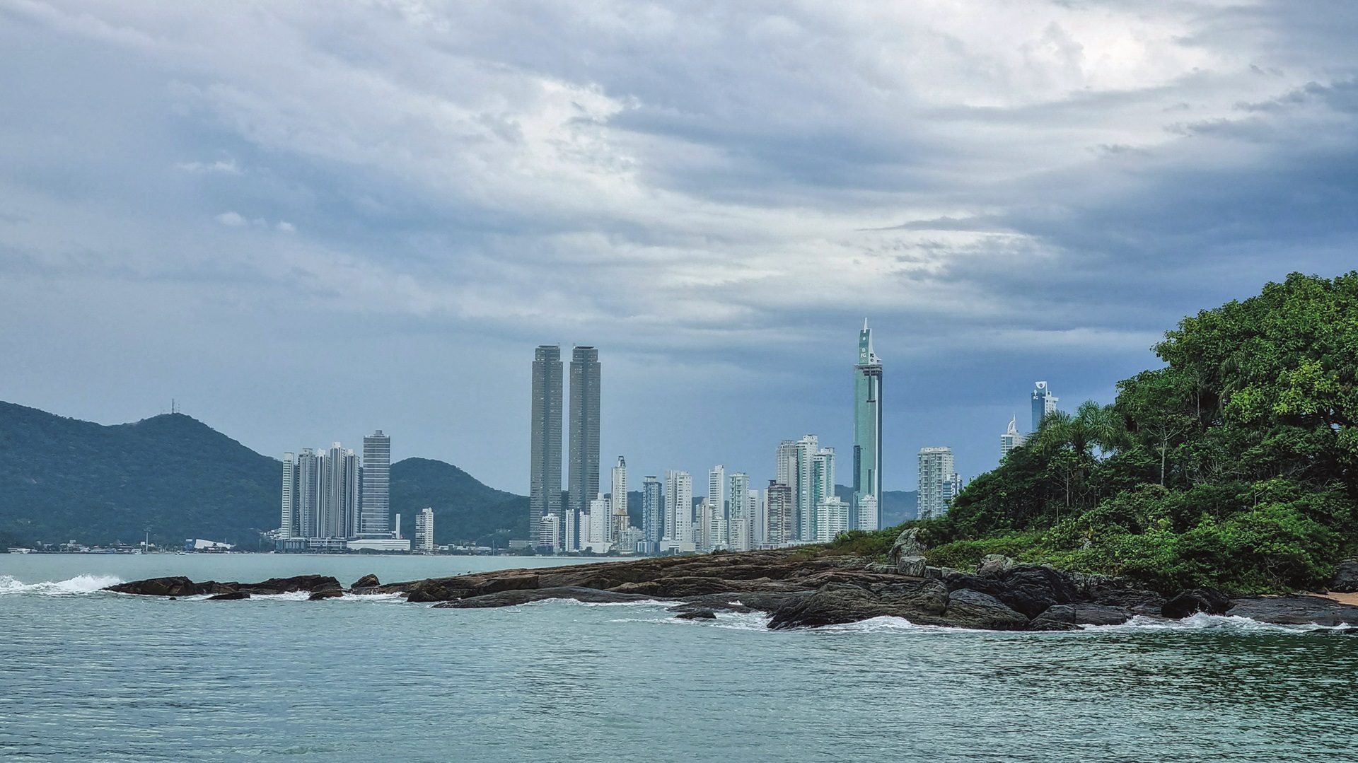 Water resources, Cloud, Sky, Skyscraper, Building, Plant, Daytime, Tower, Tree