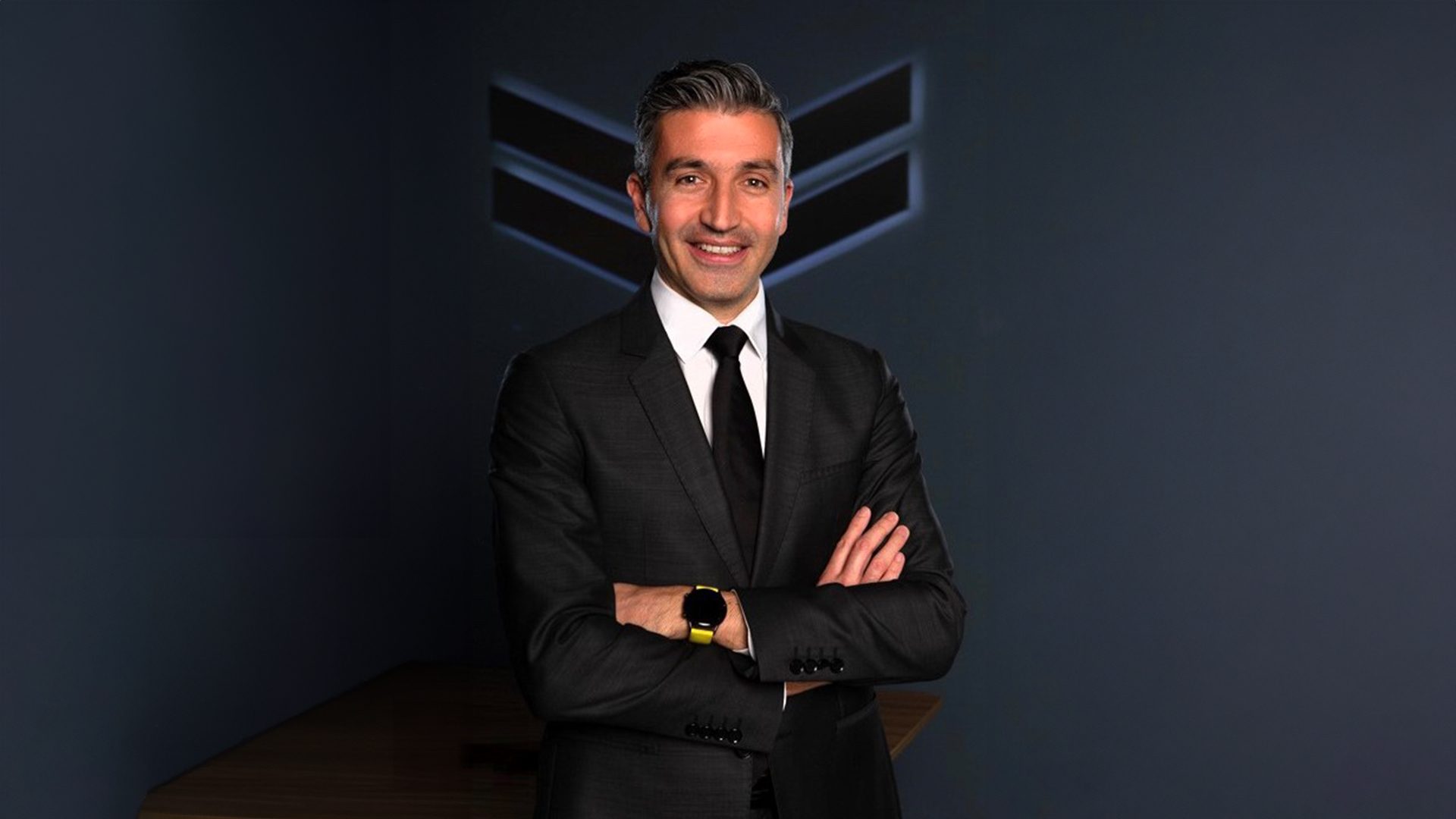 Suit trousers, Dress shirt, Flash photography, Smile, Coat, Sleeve, Gesture, Tie