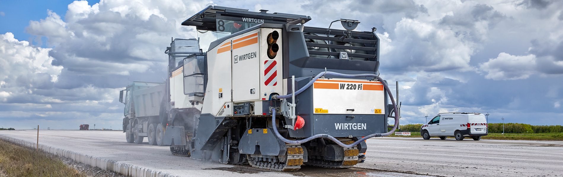 Motor vehicle, Road surface, Automotive exterior, Rolling stock, Cloud, Sky, Asphalt