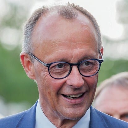 Vision Care, Eyewear, Chin, Glasses, Cheek, Eyebrow, Forehead, Wrinkle, Skin, Face