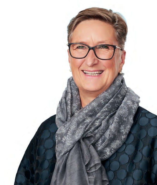 Facial expression, Sleeve, Smile, Textile, Stole, Happiness, Scarf, Shawl, Wrap