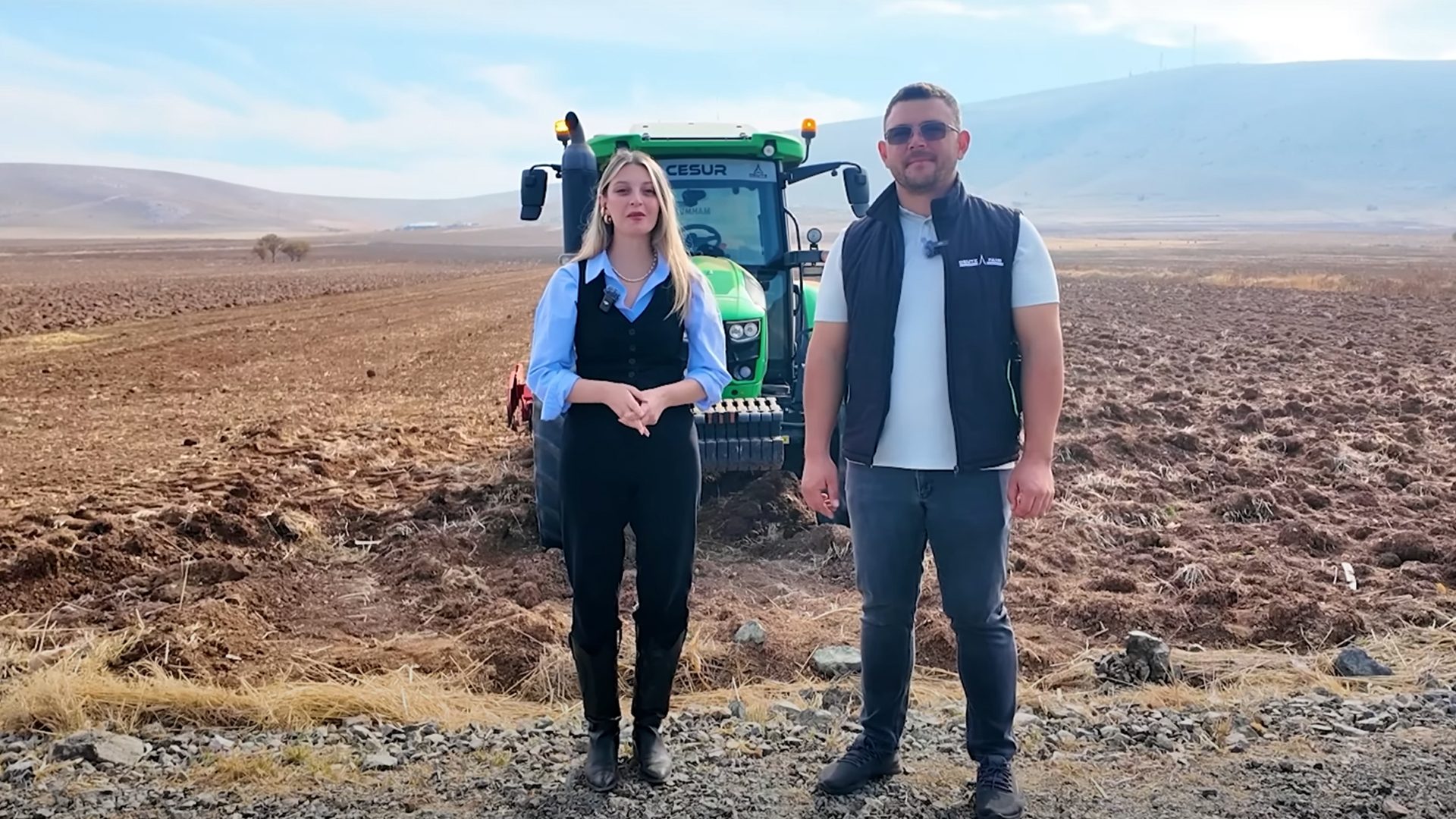 People in nature, Automotive Tire, Trousers, Plain, Jeans, Ecoregion, Grassland, Agriculture, Field, Soil