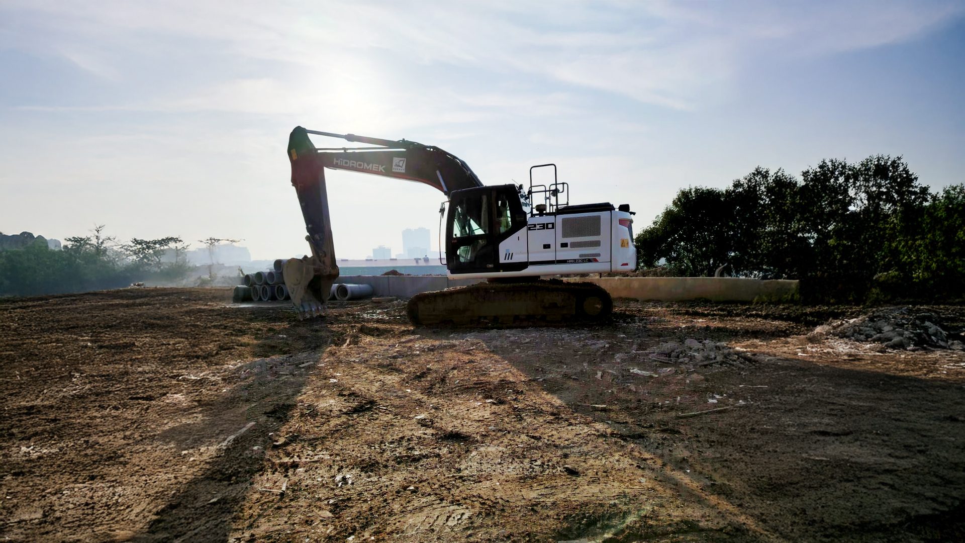 HIDROMEK 230 excavator on a sunny, dirt construction site.