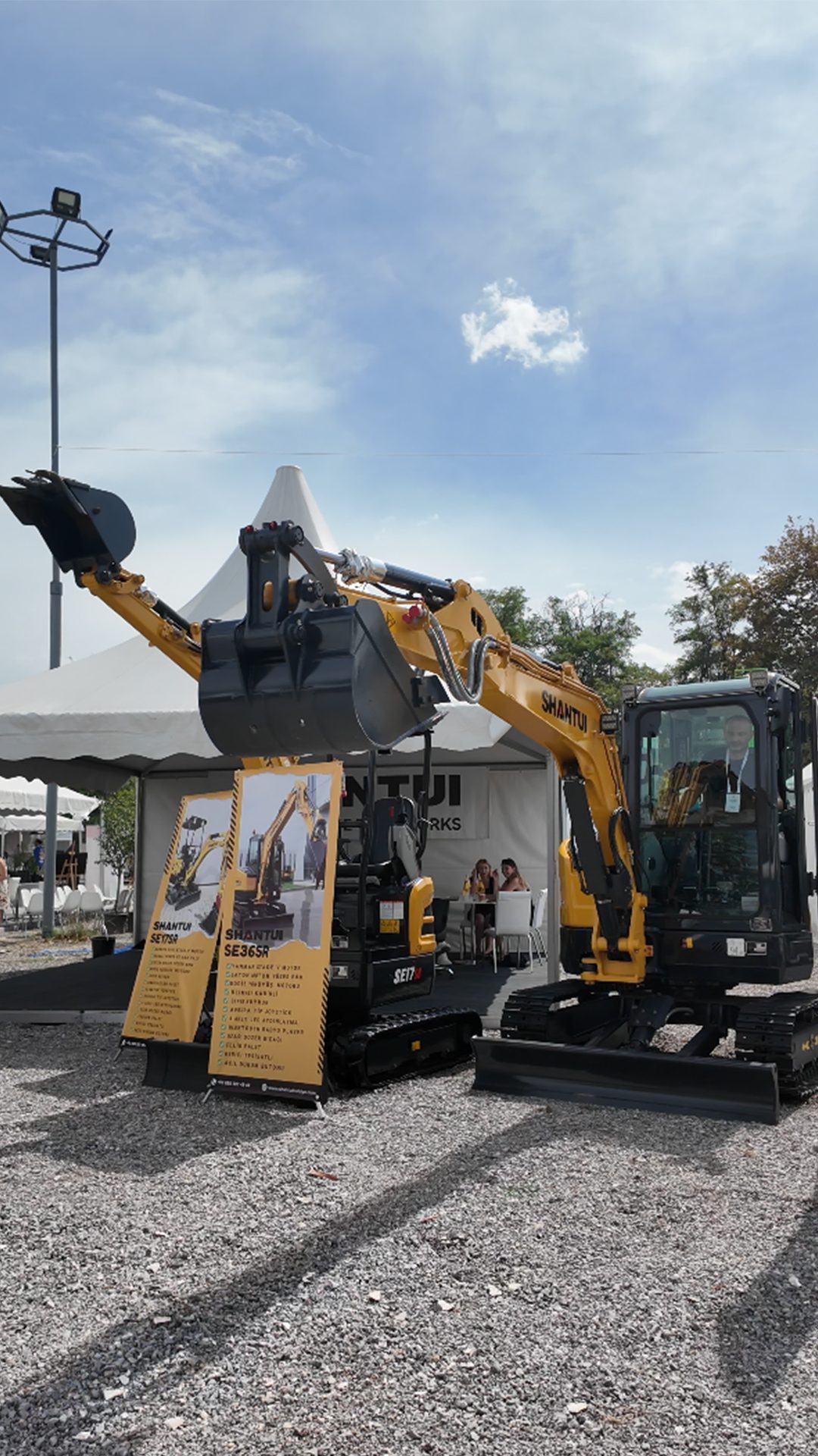 Mode of transport, Road surface, Motor vehicle, Sky, Cloud, Asphalt, Wheel, Rolling
