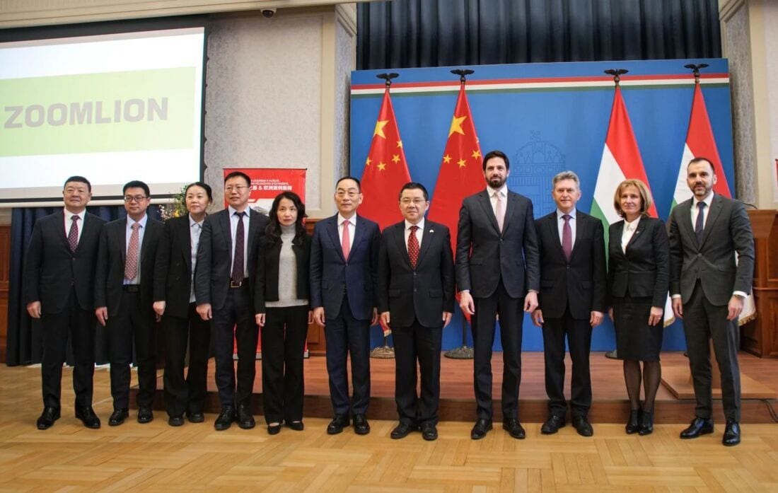 Formal wear, Suit trousers, White-collar worker, Standing, Coat, Blazer, Necktie, Official