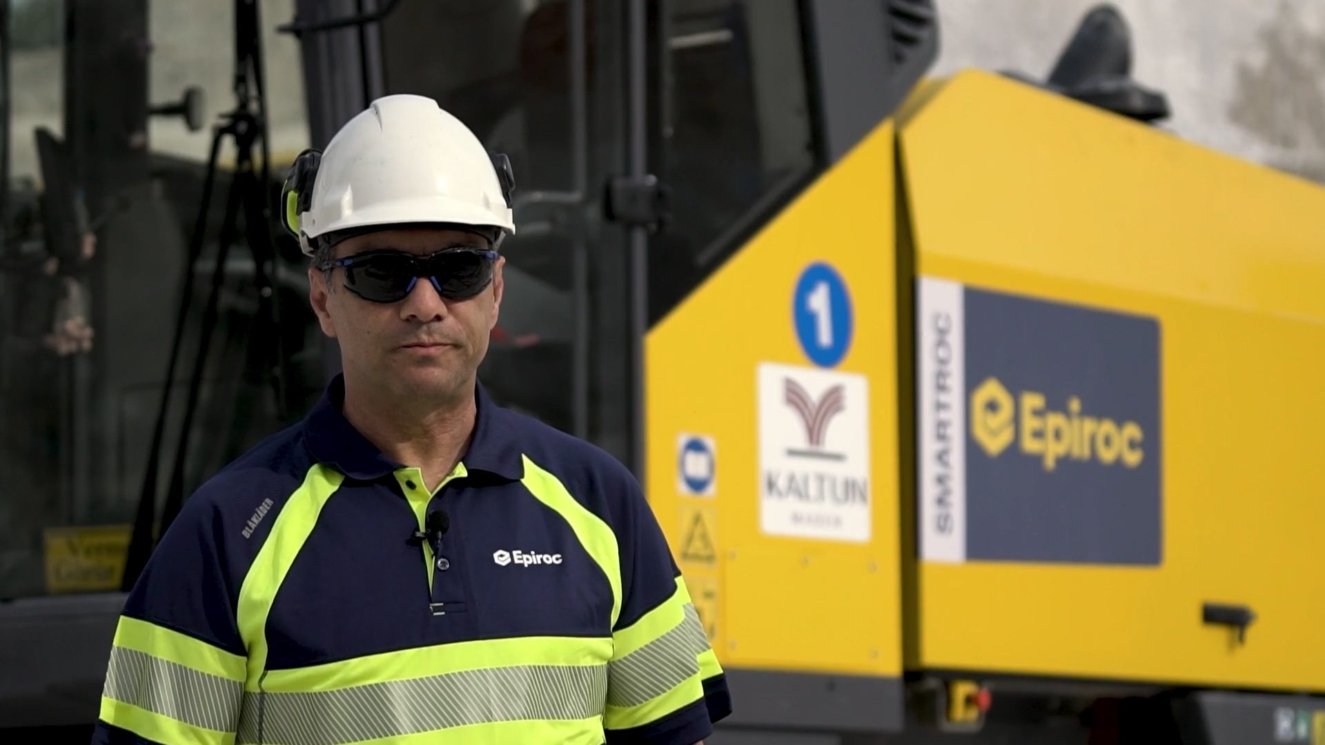 Hard hat, High-visibility clothing, Glasses, Workwear, Helmet, Sunglasses, Sleeve, Goggles, Asphalt, Yellow