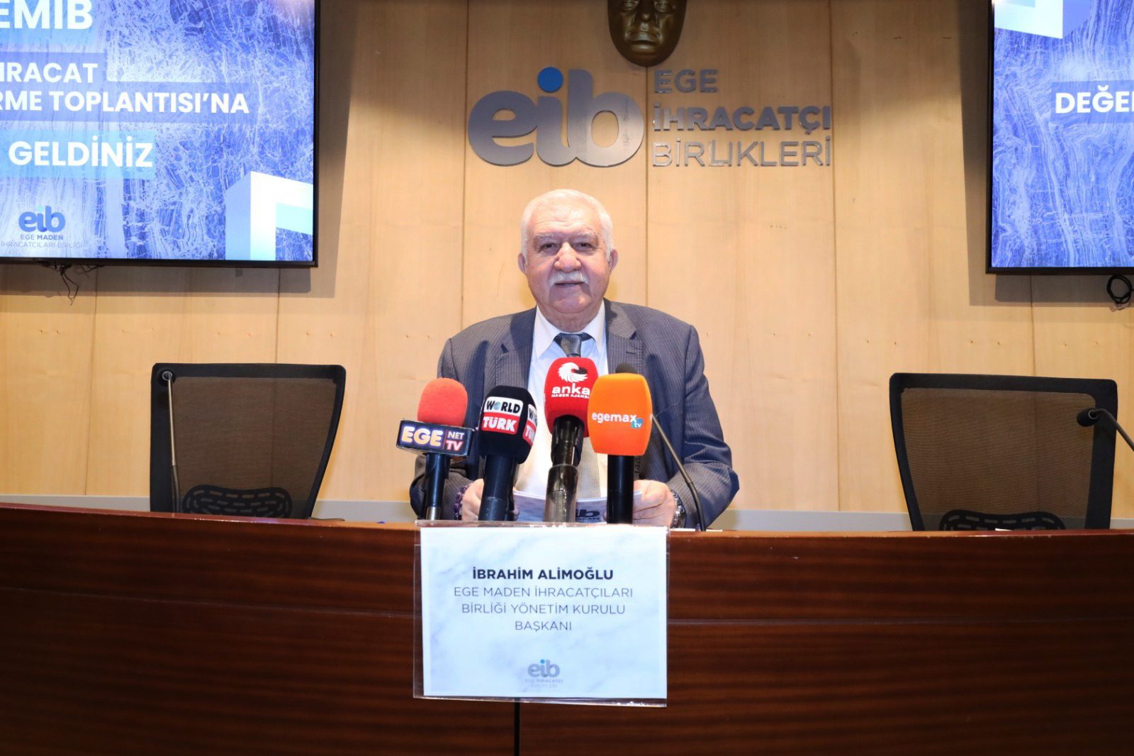 Man, Ibrahim Alimoglu, President of Ege Maden İhracatçıları Birliği, at a press conference.