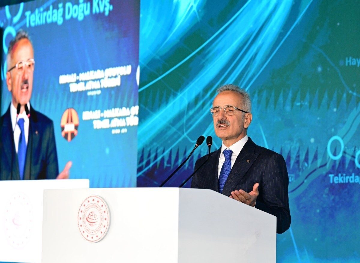 Formal wear, Clothing, Head, Face, Suit, Outerwear, Event, Blazer, Coat, Spokesperson