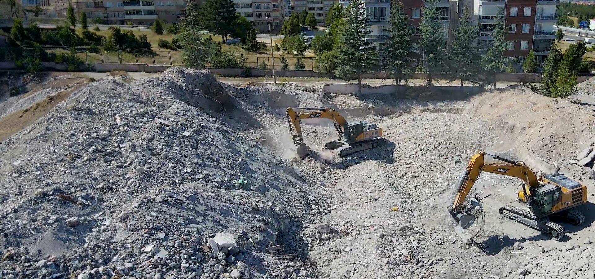 Road surface, Tree, Slope, Asphalt, Building, Plant, Window, Vehicle