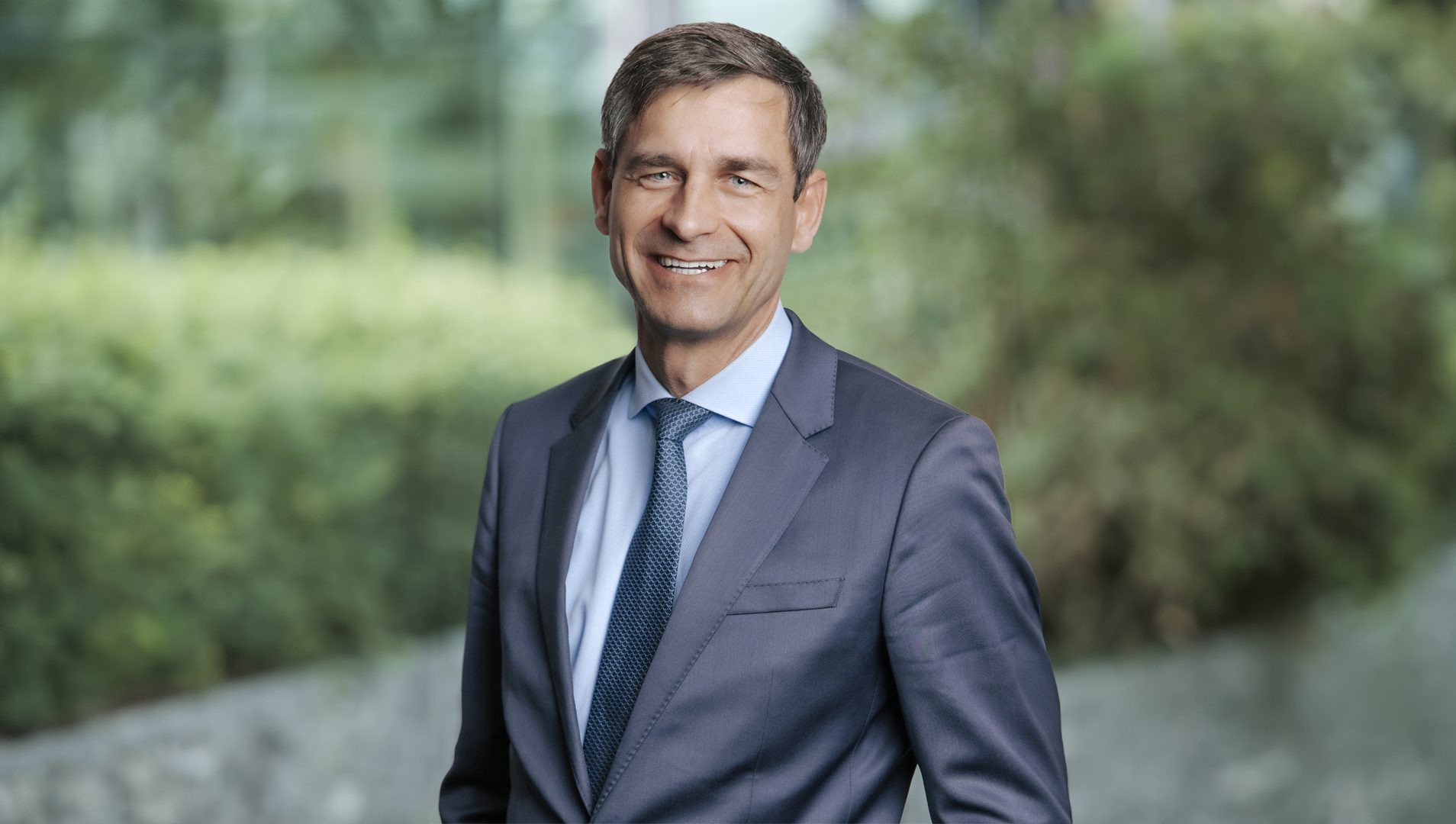 Dress shirt, Flash photography, Smile, Head, Sleeve, Grey, Collar, Happy, Tie, Suit