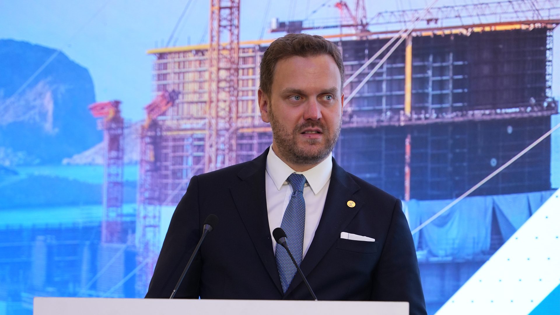 Dress shirt, Television presenter, World, Tie, Coat, Spokesperson