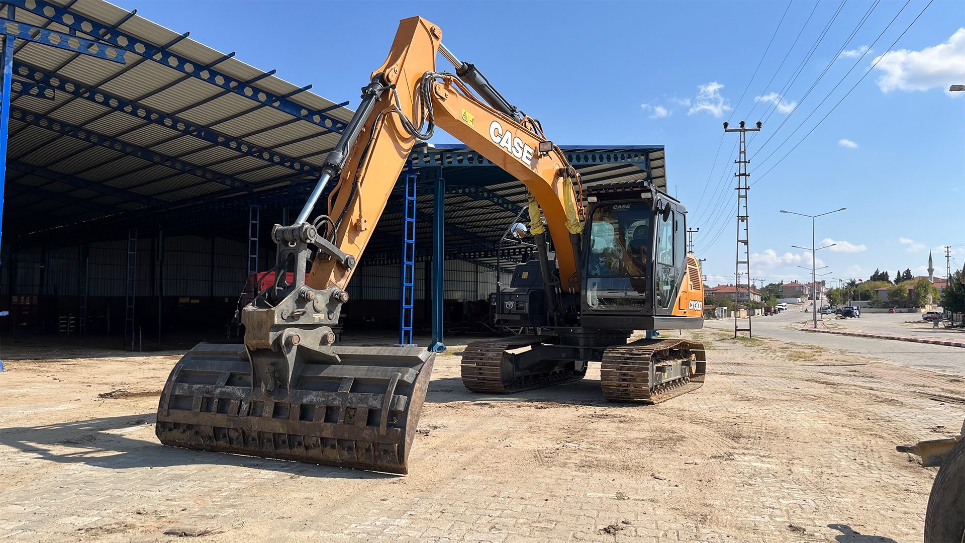 Road surface, Composite material, Sky, Vehicle, Asphalt, Cloud