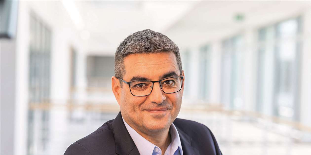 Vision Care, Eyewear, Chin, Glasses, Head, Eyebrow, Forehead, Sleeve, Face, Collar