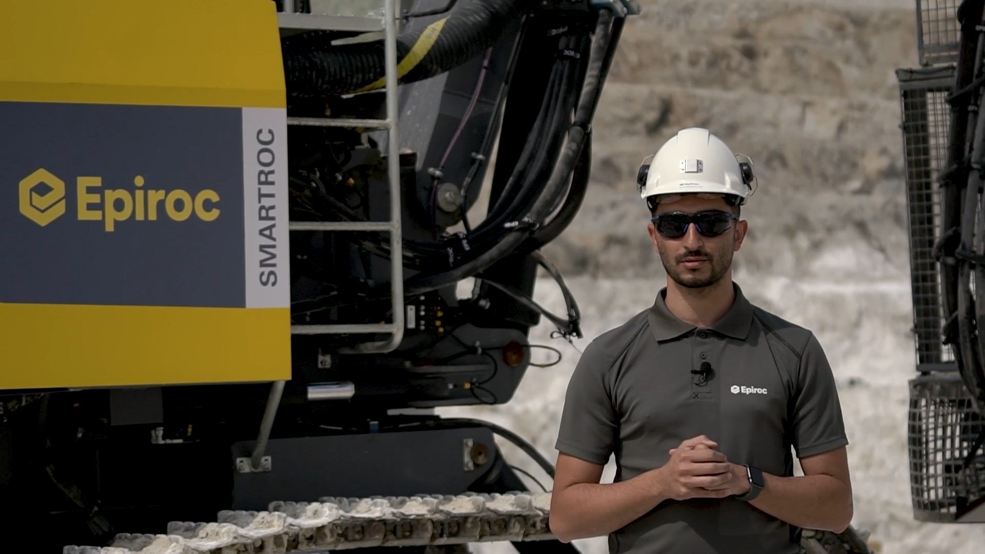 Hard hat, Glasses, Workwear, Sunglasses, Tradesman, Engineer, Goggles, Helmet, Asphalt