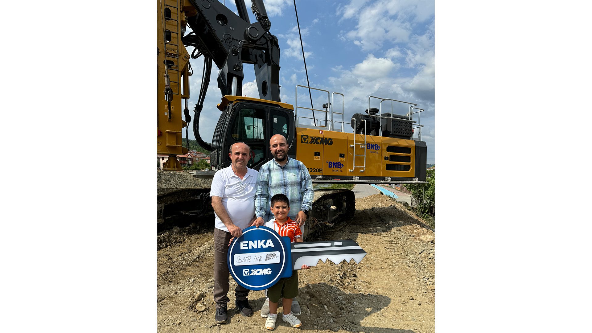 Automotive tire, Motor vehicle, Sky, Workwear, Cloud, Asphalt