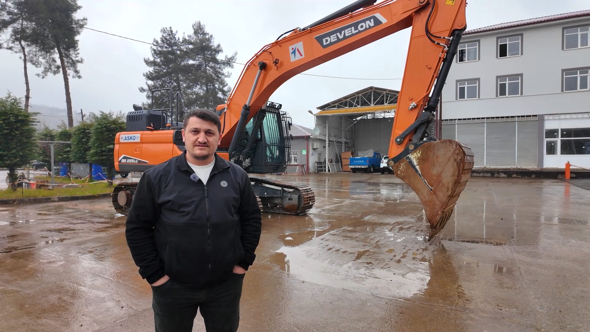 High-visibility clothing, Heavy equipment, Commercial vehicle, Workwear, Machine