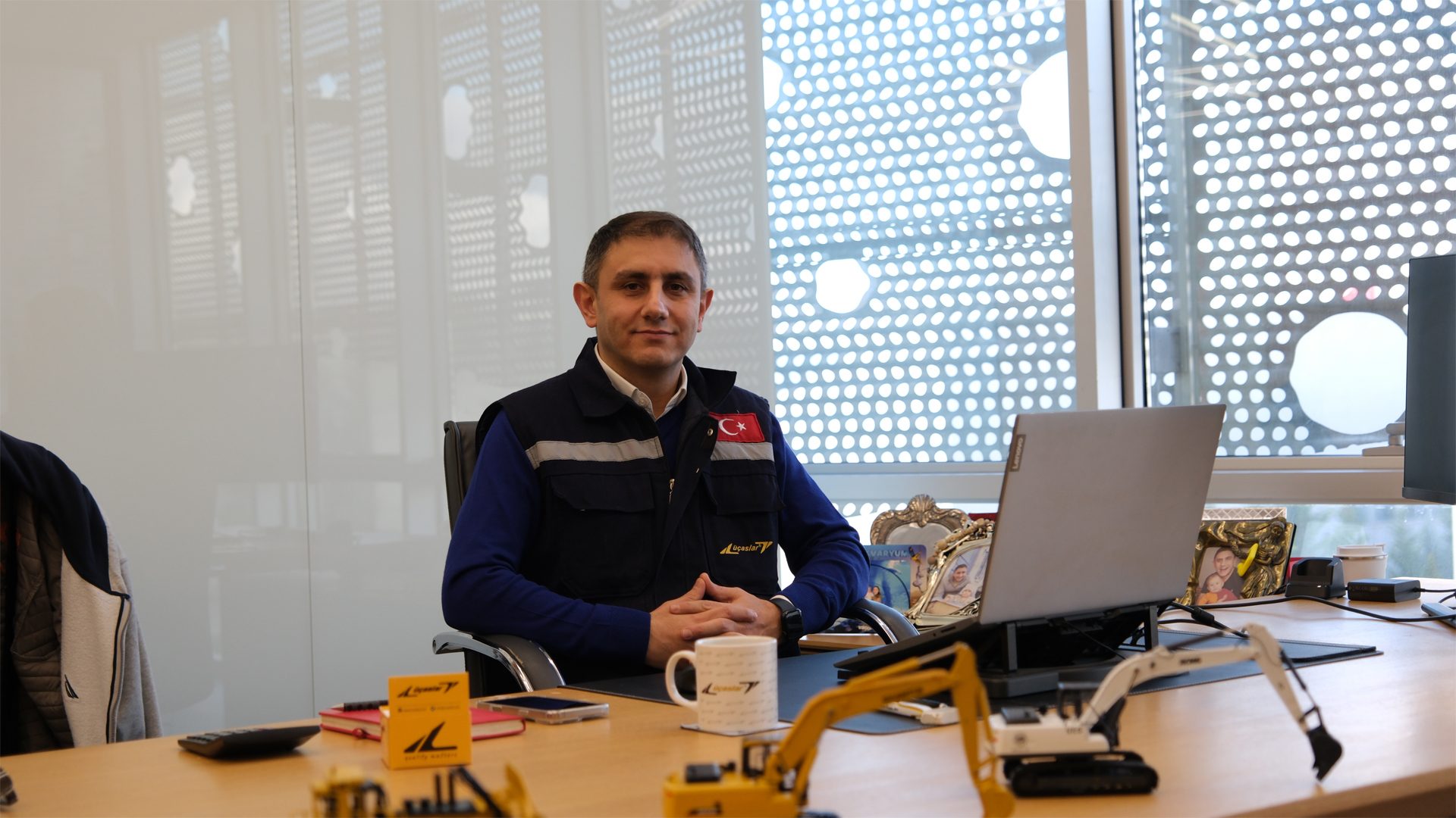 Electronic device, Office Equipment, Computer monitor, Peripheral, Desk, Furniture