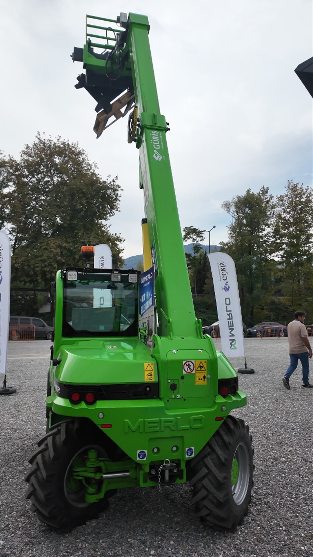 Motor vehicle, Automotive tire, Wheel, Sky, Green, Cloud, Asphalt, Grass