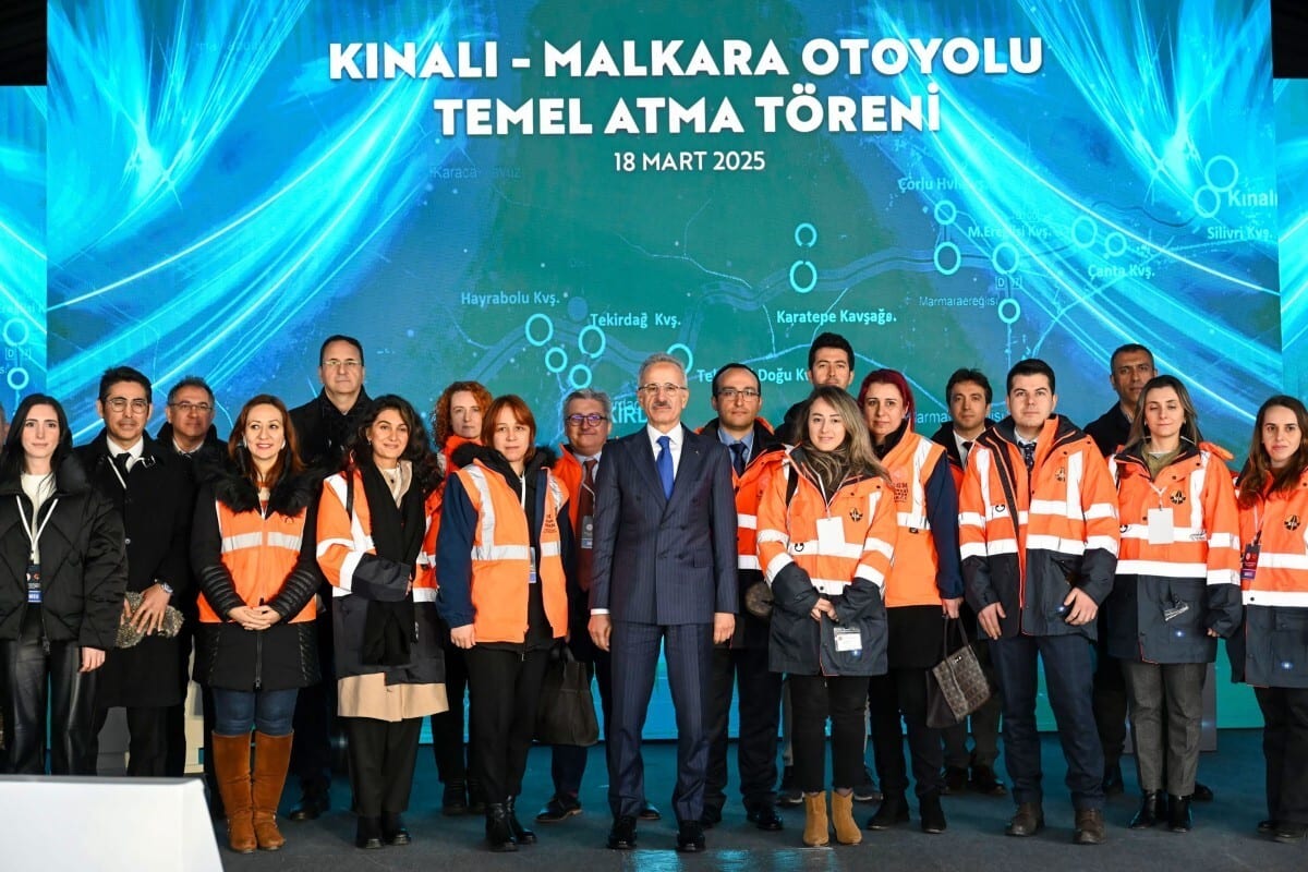 Social group, White-collar worker, Trousers, Outerwear, Team, Coat, Suit, Smile, Technology, Job