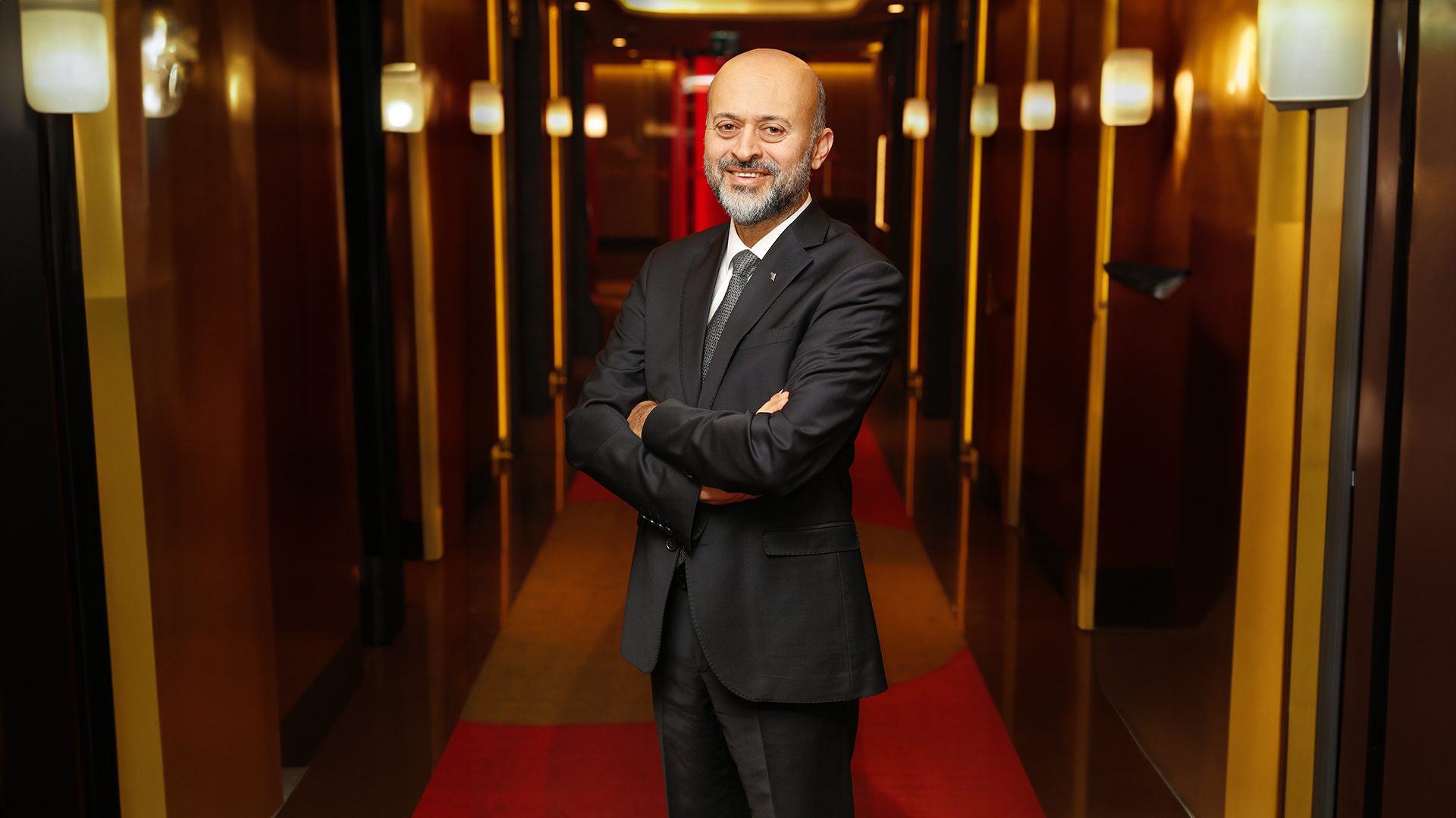 Suit trousers, Dress shirt, Sleeve, Collar, Smile, Tie