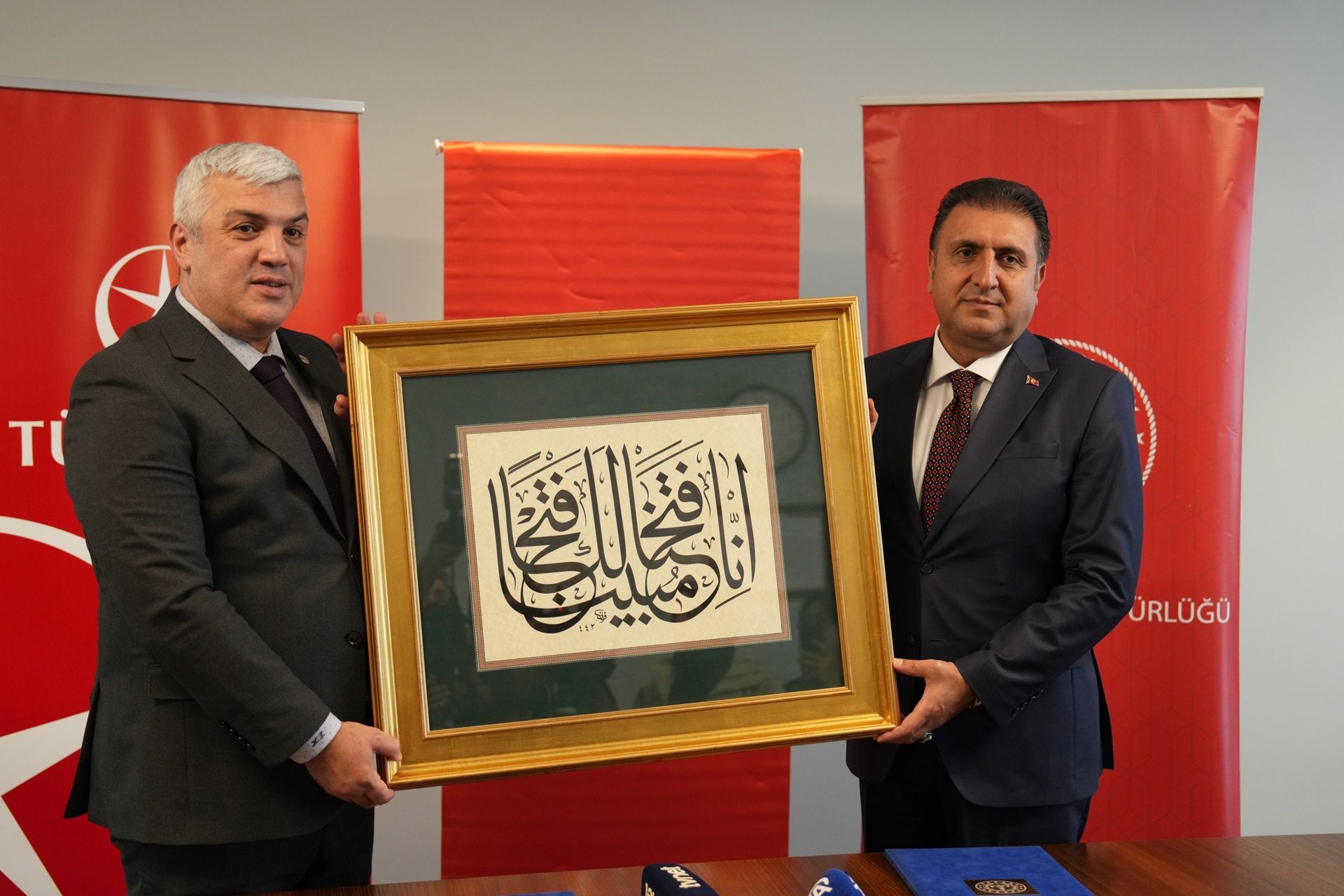 Picture frame, Suit