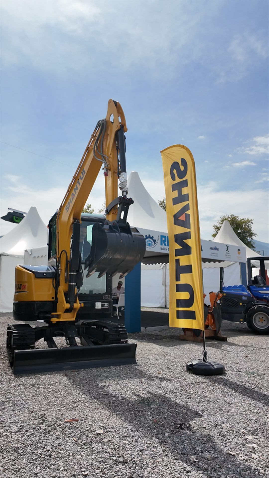 Automotive tire, Road surface, Sky, Cloud, Wheel, Vehicle, Asphalt