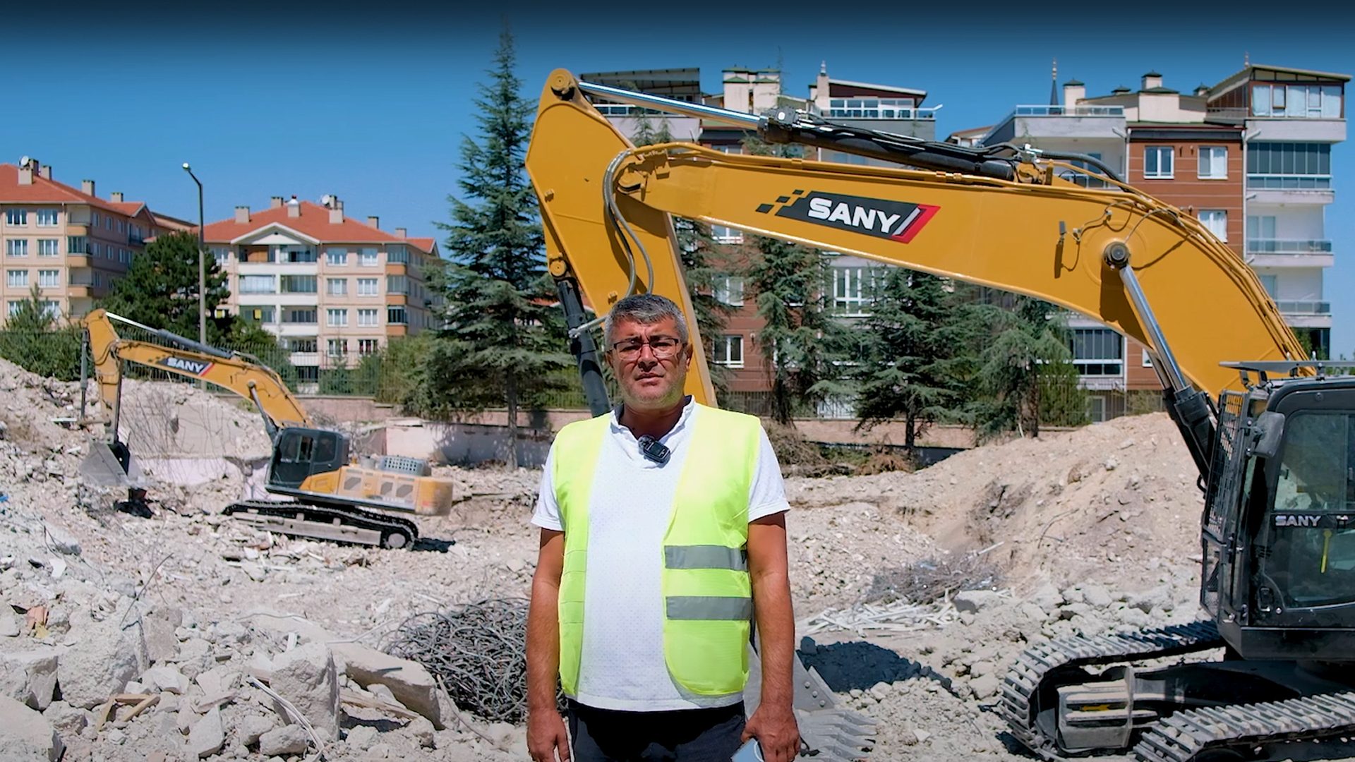 Composite material, Building, Vehicle, Asphalt, Slope, Sky, Window, Plant