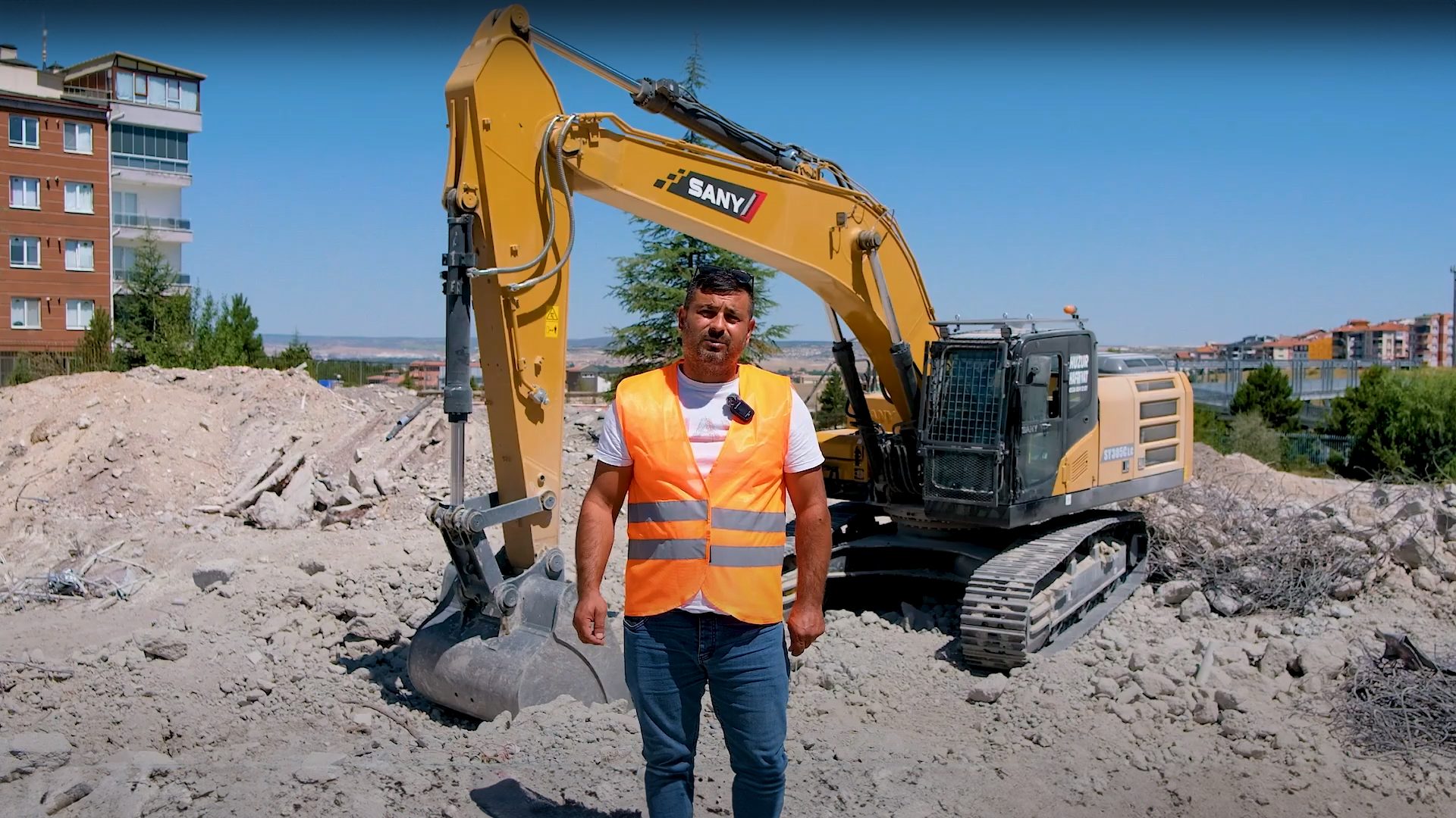 Jeans, Vehicle, Sky, Asphalt, Plant, Slope