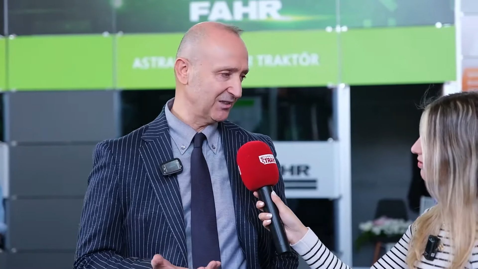 Electronic device, Audio equipment, White-collar worker, Clothing, Outerwear, Microphone, Event, Coat, Suit, Blazer