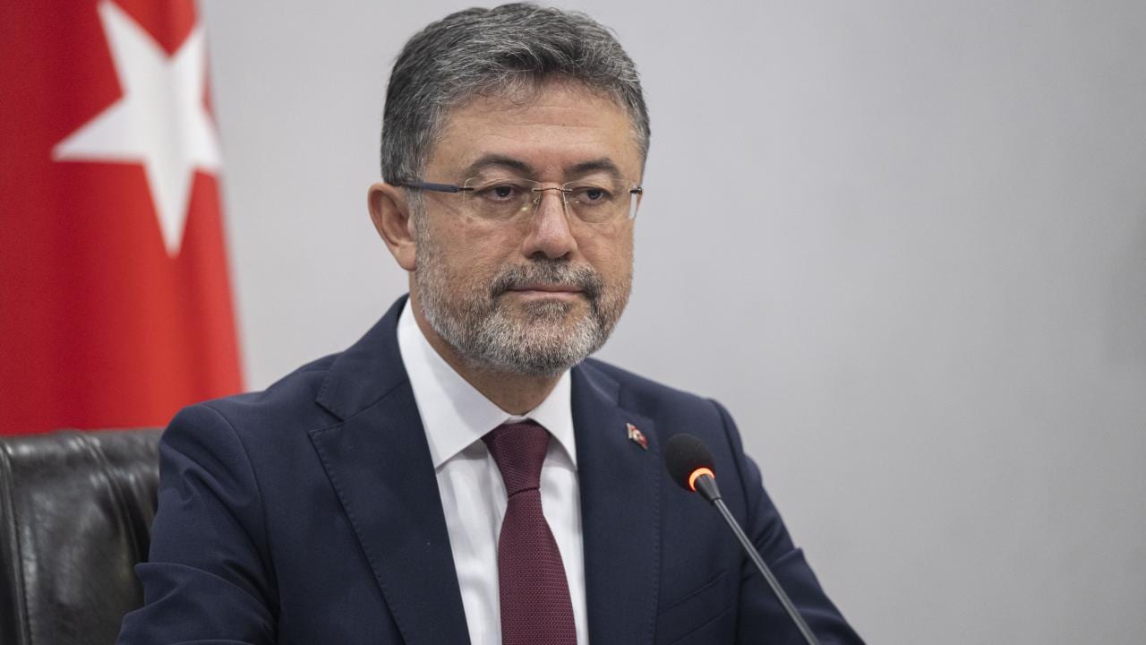 Dress shirt, Forehead, Glasses, Chin, Microphone, Tie, Spokesperson, Collar, Suit