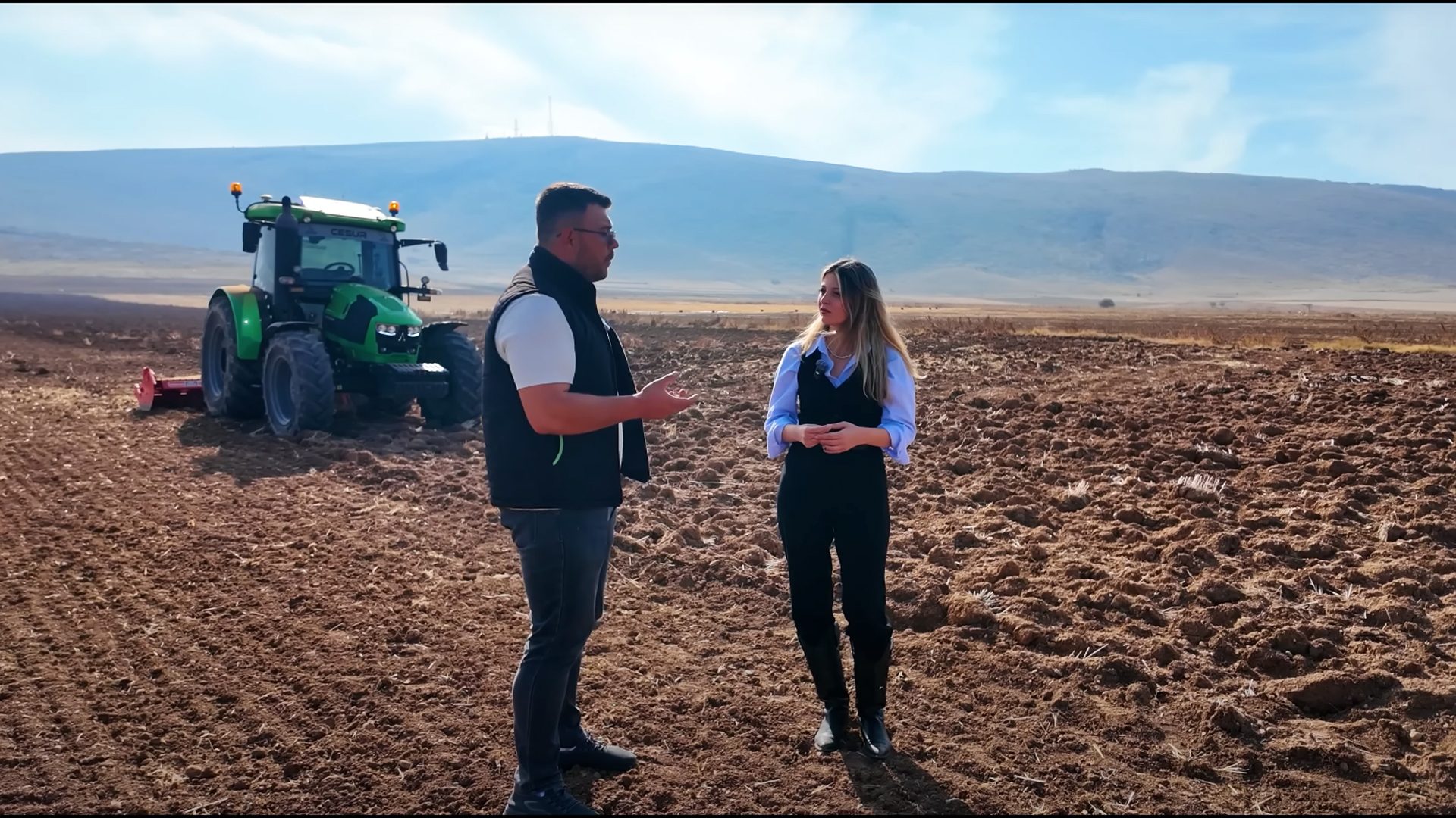 People in nature, Agricultural machinery, Rural area, Plain, Grassland, Agriculture, Field, Ecoregion, Soil, Farmworker