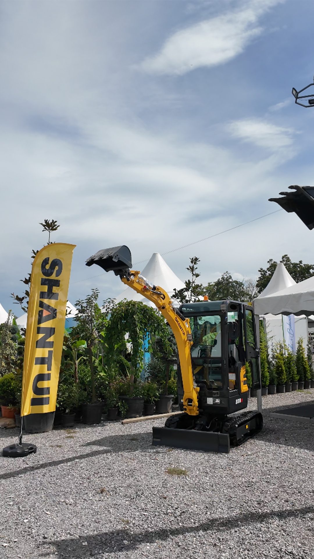 Road surface, Motor vehicle, Cloud, Sky, Plant, Asphalt