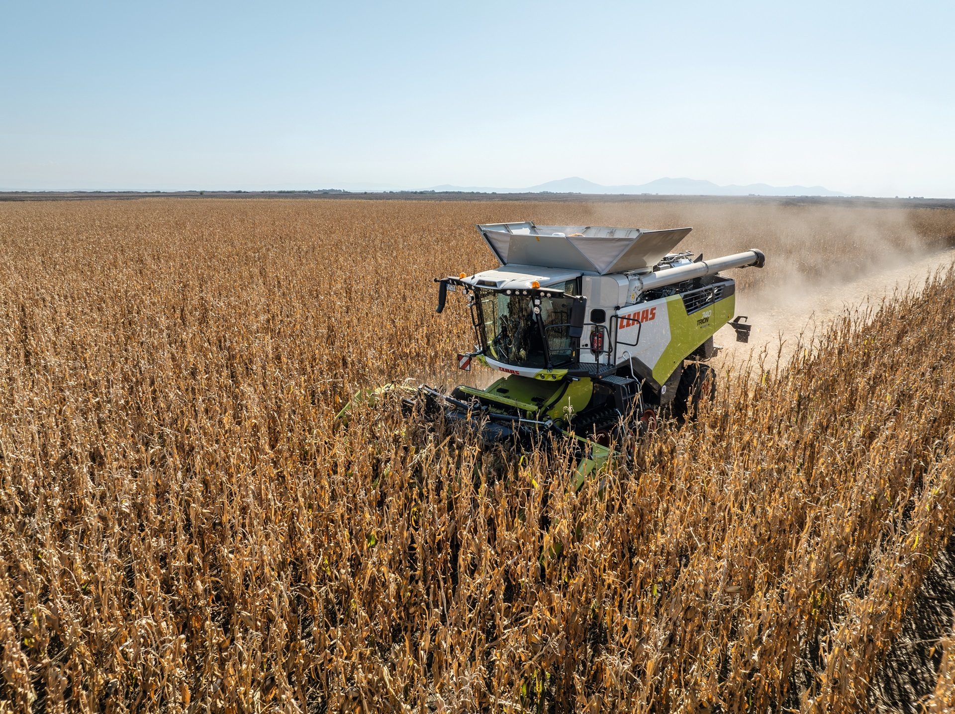 Agricultural machinery, Plant, Ecoregion, Harvester, Sky, Vehicle, Agriculture, Tire