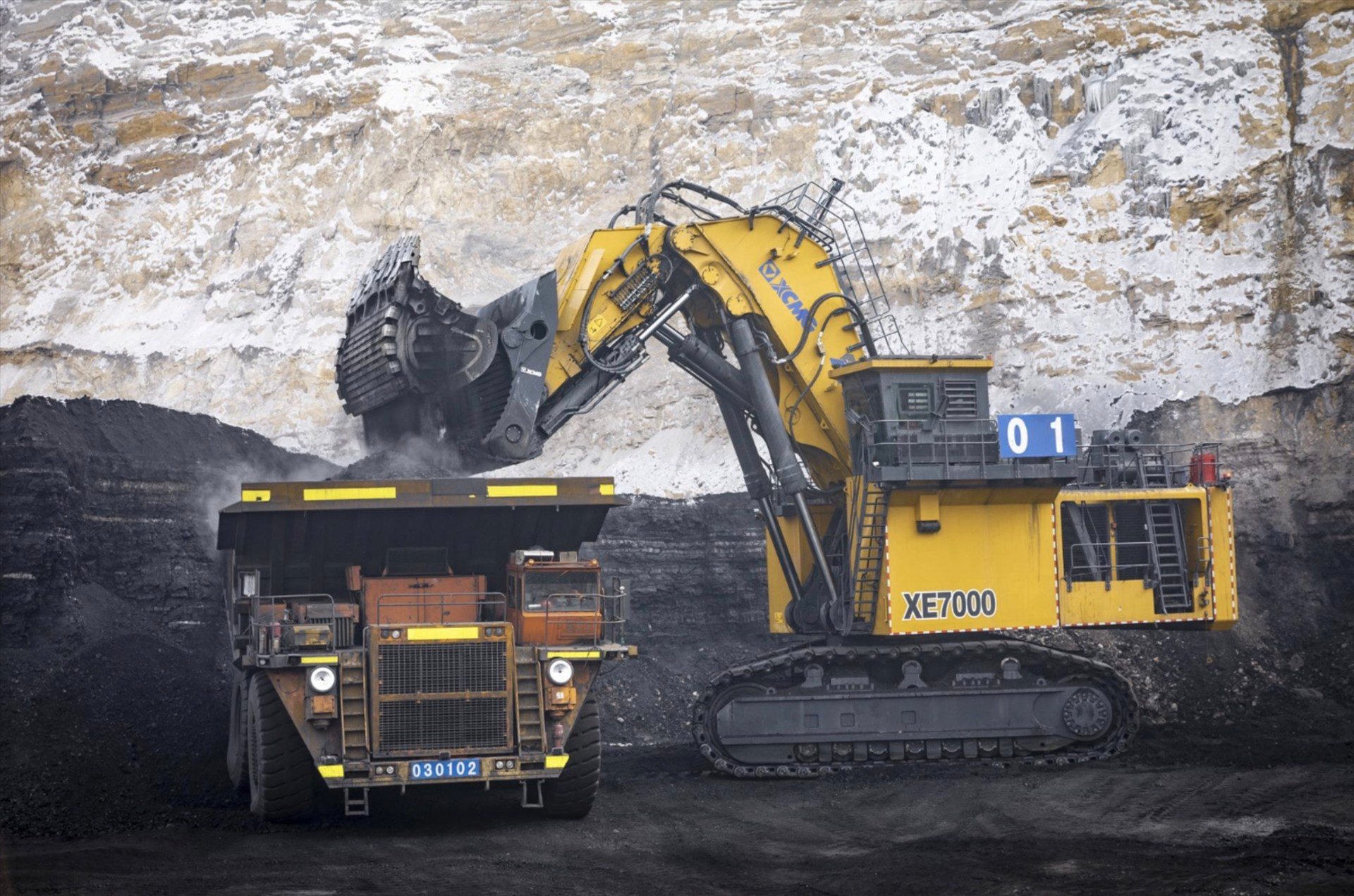 Road surface, Motor vehicle, Asphalt, Water, Yellow, Rolling