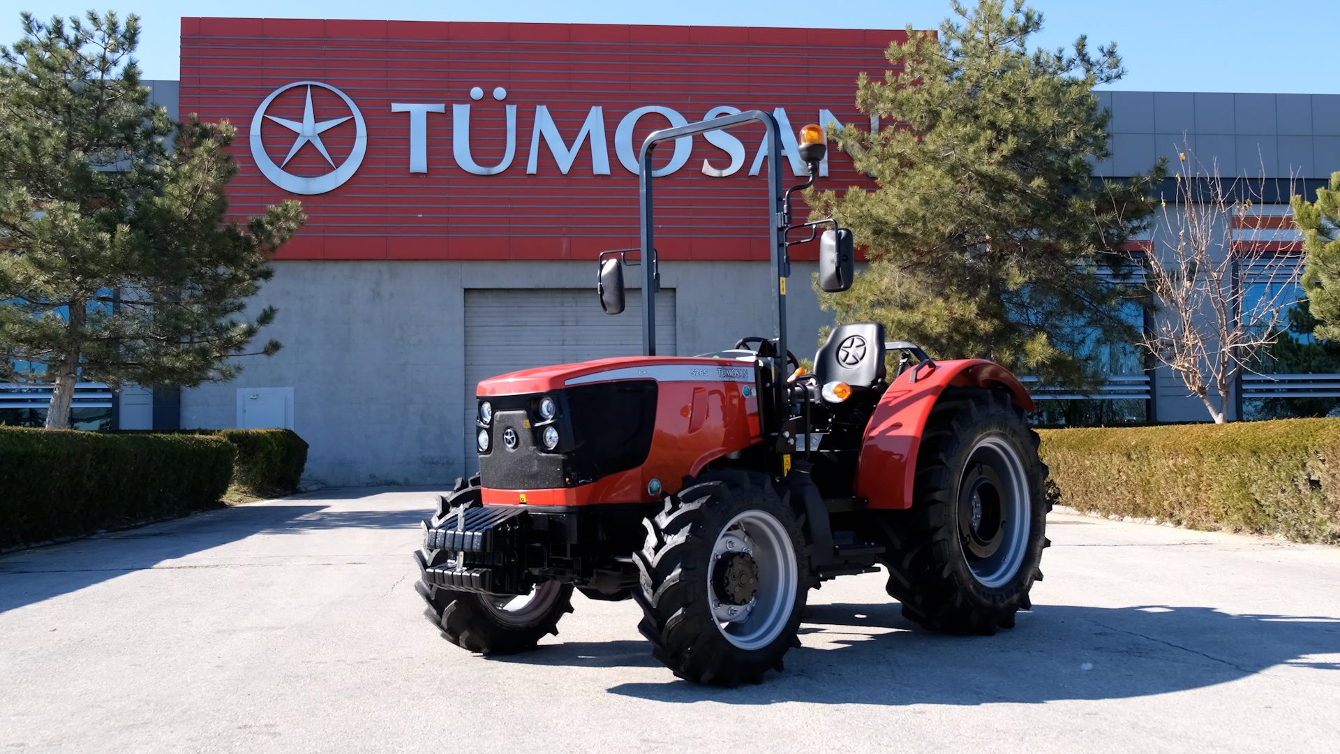 Automotive tire, Motor vehicle, Agricultural machinery, Wheel, Plant, Tractor, Tread, Sky