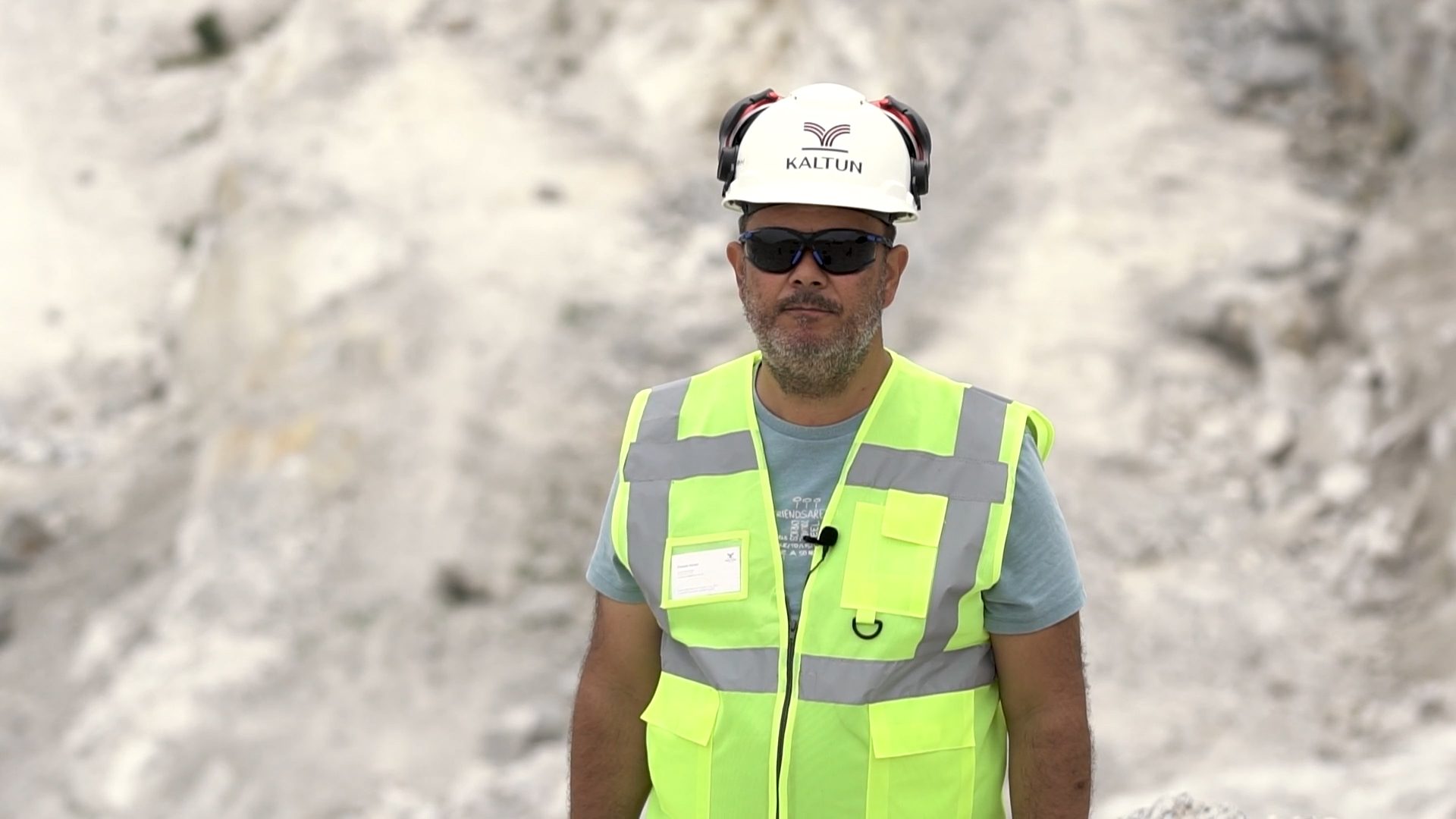 High-visibility clothing, Hard hat, Glasses, Goggles, Sunglasses, Workwear, Sleeve, Cap