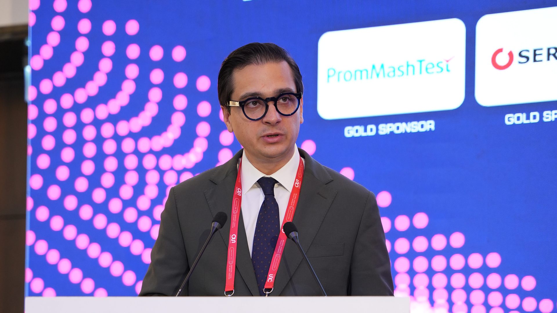 Vision care, Dress shirt, Glasses, Microphone, Tie, Collar, Spokesperson