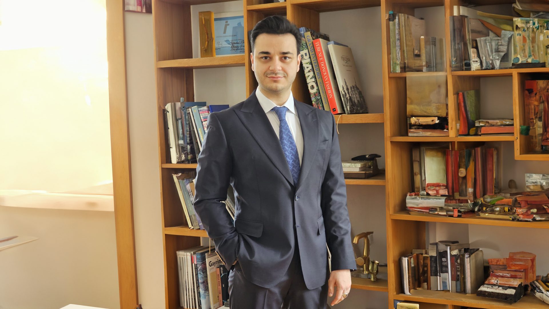 Dress shirt, Bookcase, Shelf, Furniture, Shelving, Sleeve, Tie, Collar, Suit