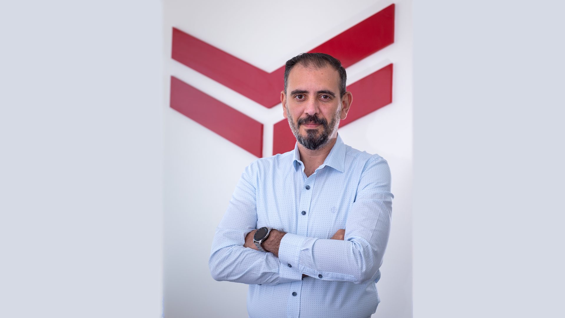 Facial hair, Dress shirt, White-collar worker, Formal wear, Sleeve, Collar, Beard, Smile, Moustache