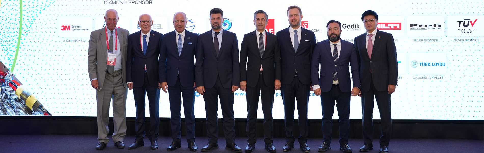 Suit trousers, Dress shirt, Fashion, Sleeve, Gesture, Collar, Tie