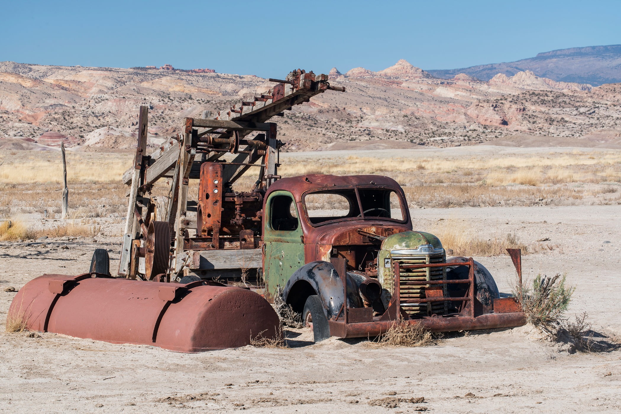 Land vehicle, Automotive tire, Sky, Plant, Wheel, Mountain, Asphalt