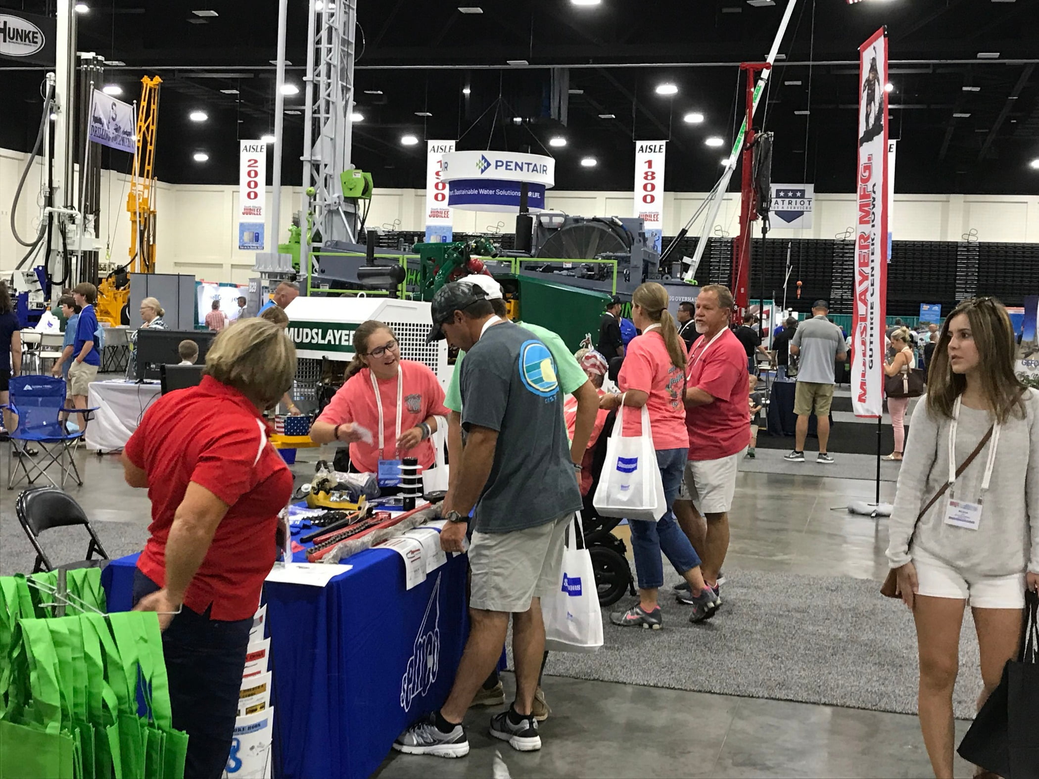 Luggage and bags, Motor vehicle, Automotive design, Shorts, Table