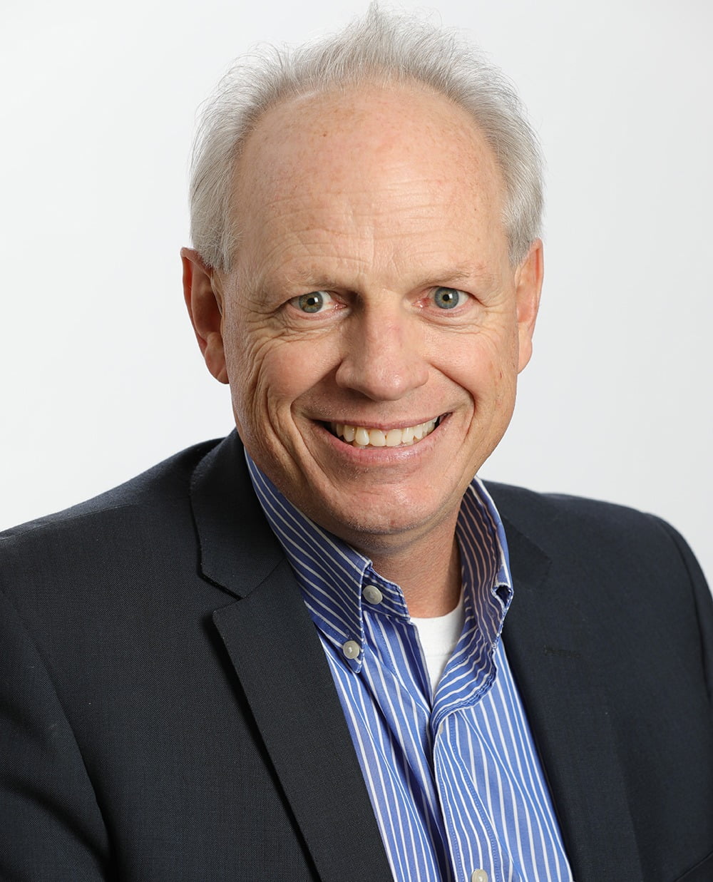 Dress shirt, Forehead, Smile, Sleeve, Collar, Gesture