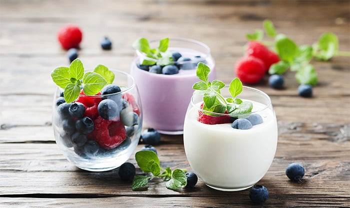 Yogurts-and-berries-Sweegen