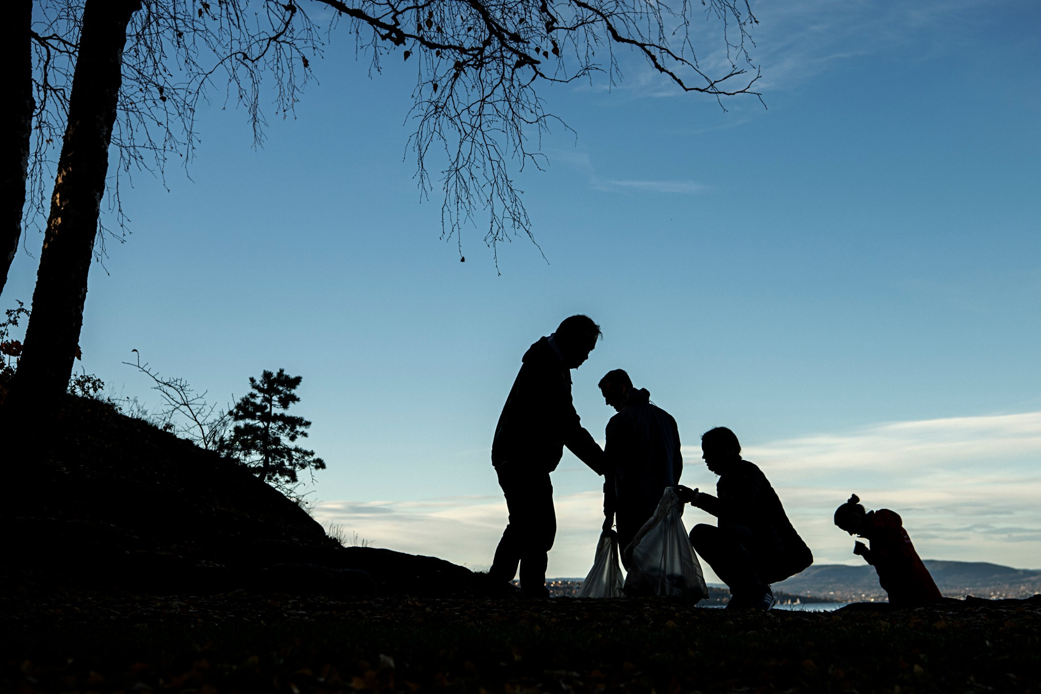 People in nature, Flash photography, Natural landscape, Cloud, Sky, Plant, Gesture, Happy, Tree, Grass
