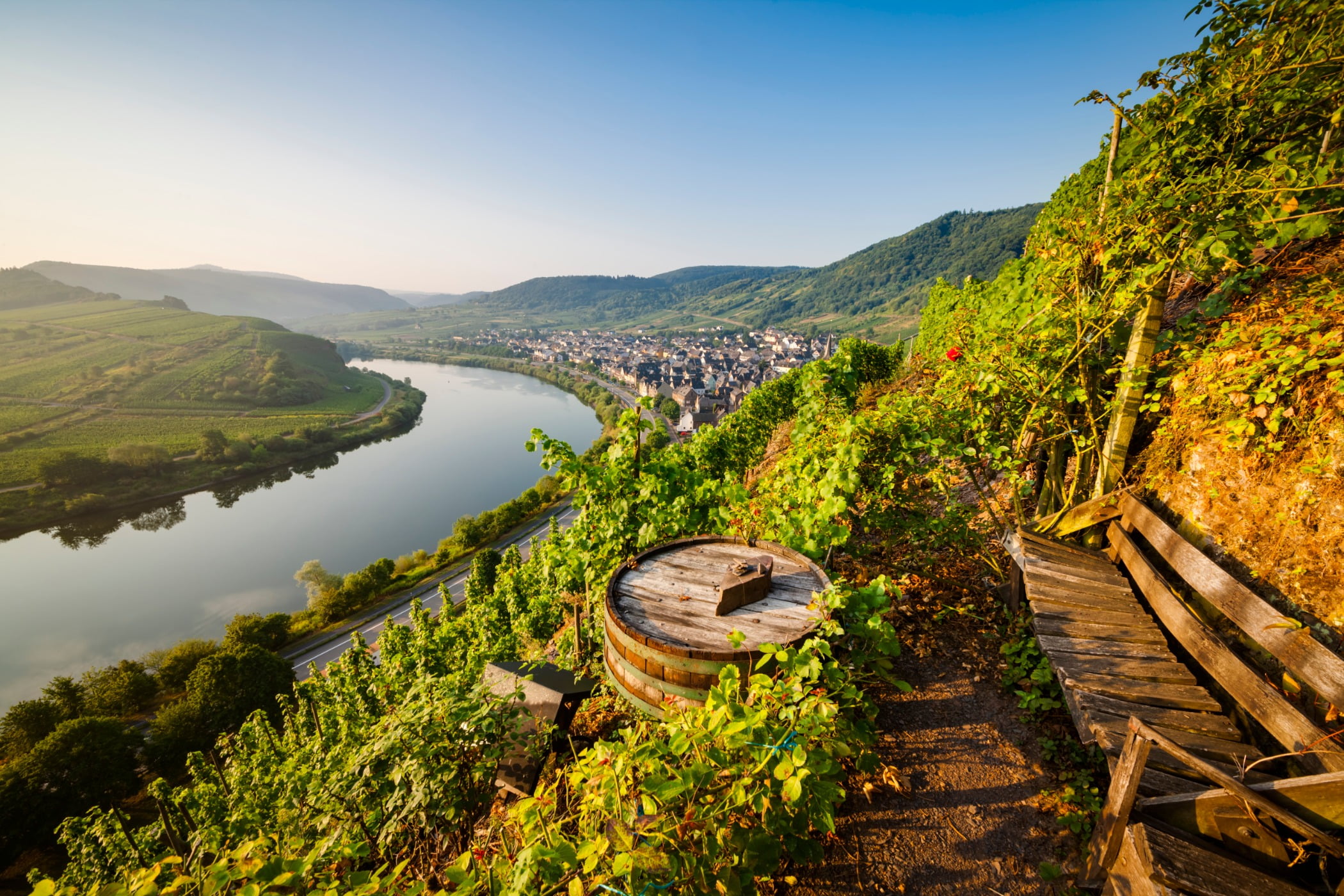 Water resources, Mountainous landforms, Natural landscape, Valley, Bank, Waterway, Hill, Highland, Nature